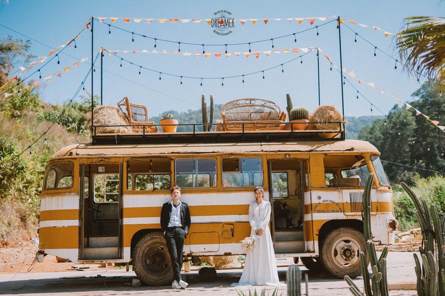 Chụp ảnh cưới bên chiếc bus cổ